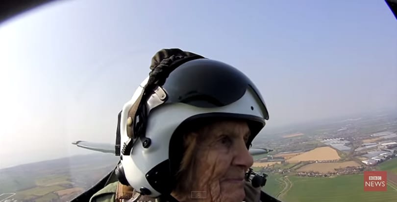 Videó: Ilyen, amikor újra repül egy 92 éves háborús veterán pilótanő