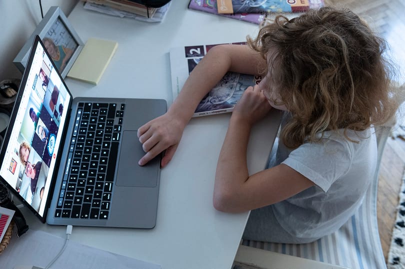 Milliárdos profitot hozott a nyögvenyelősen működő digitális oktatás