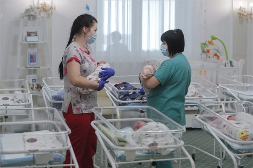 Megrendítő fotók örökbefogadott csecsemőkről, akikért nem tudtak menni a vírus miatt