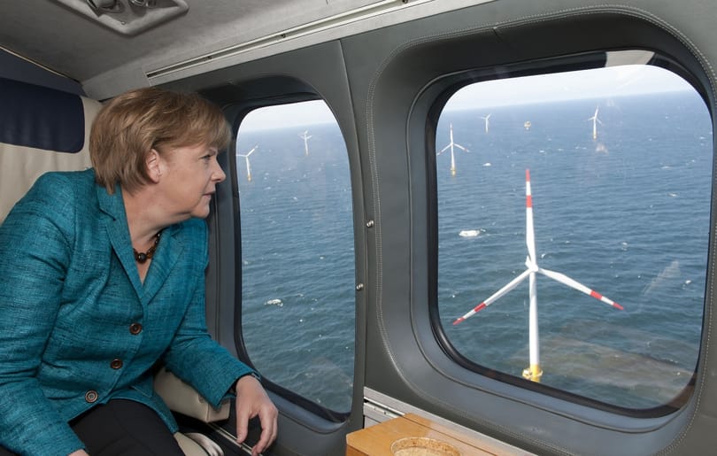 Két férfi is úgy érezte, meg kell védenie Merkelt