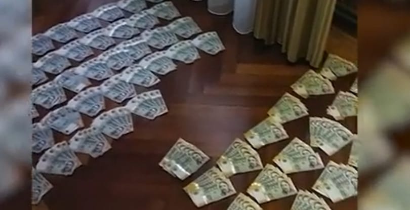 Egymilliárdot csaltak ki sosem használt, ósdi robotkarokkal, videón a NAV-os rajtaütés