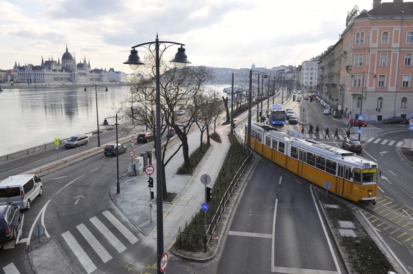 Teherautóval ütközött a 19-es villamos a Margit hídnál, egy utas megsérült