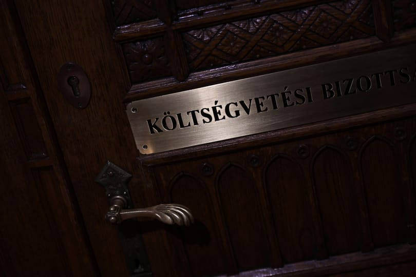 Ismét tízmilliárdokat csoportosított át a kormány a költségvetésben