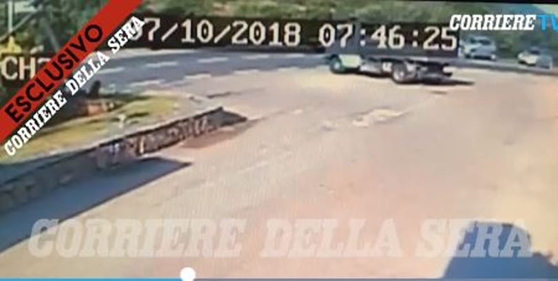 Előkerült egy felvétel George Clooney motorbalesetéről