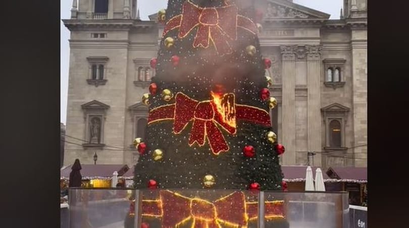 Lángra kapott a Bazilika előtt felállított karácsonyfa