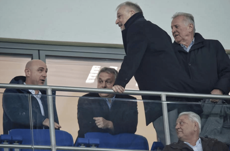 Videotonos rugdalózóval fényképezkedett Orbán