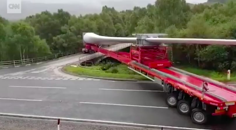 Minden elismerésünk a kamionosé, aki egy 60 méteres szerelvénnyel fordult be jobbra – videó