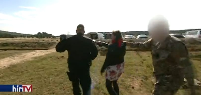  Kérdést kapott a TEK-vezér a Hír Tv-től, egy terepruhás rángatta el a riportert