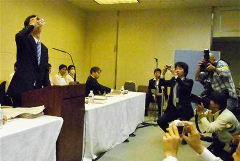 Fotó: Fukusimai vizet ivott egy japán politikus