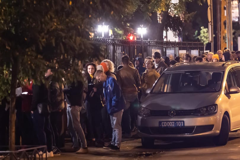 Másfél órás sor állt a lengyel nagykövetség előtt Budapesten