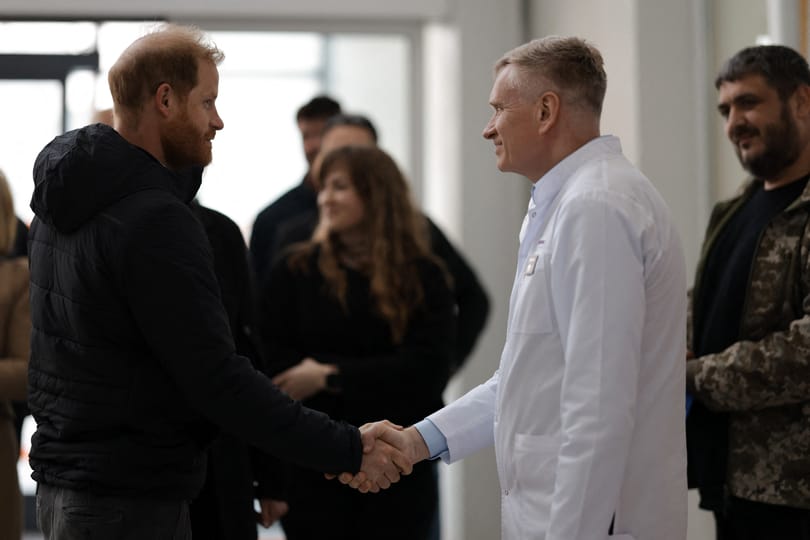 Háborús sérülteket látogatott meg Ukrajnában Harry herceg - fotó