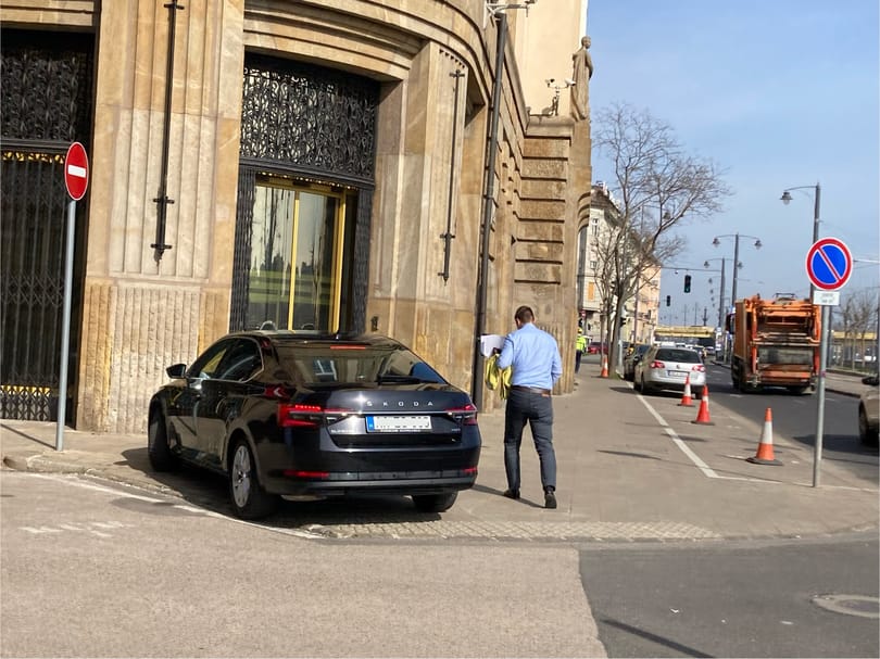 Menczer Tamás válasza: Nem parkoltam a járdán, senkit sem korlátoztam semmiben