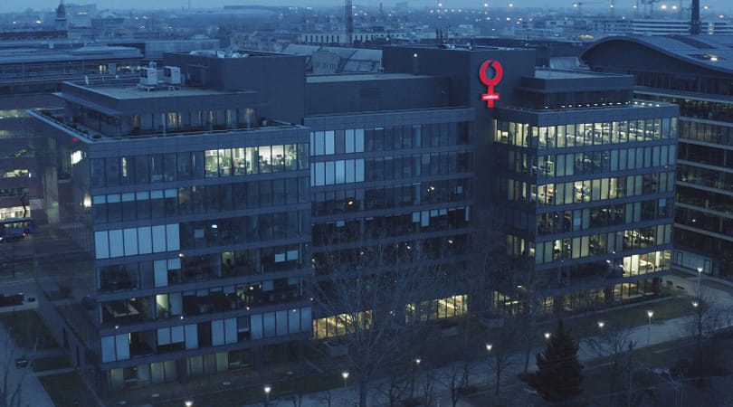 Egy hétre lecserélte logóját a Vodafone a budapesti székházon, és tovább is mennének
