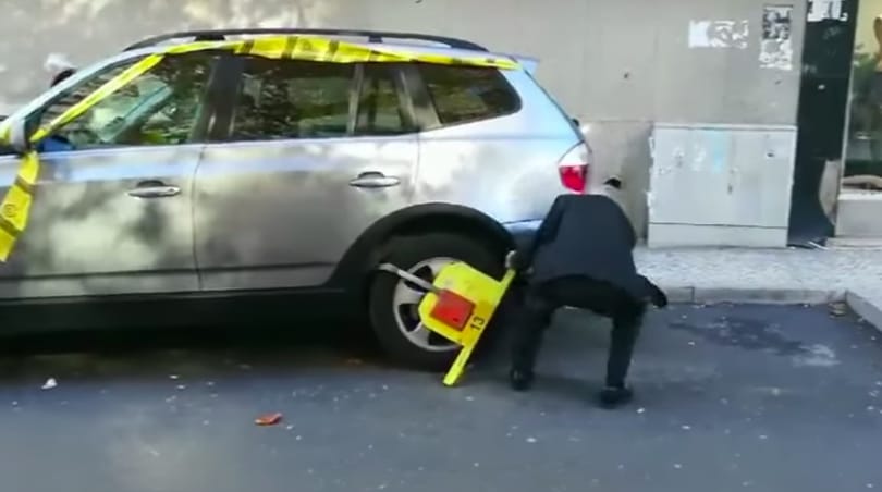 Nem tudjuk, hogyan csinálta, de simán kiszabadult a kerékbilincsből ez az autós – videó
