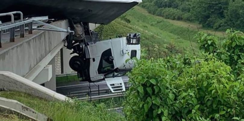 Egy kamion sofőrfülkéje lóg az M3-as autópályahídján Miskolcnál