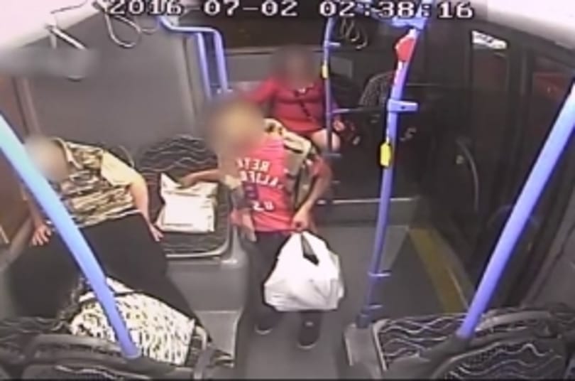 Videó egy buszon alvó ember kifosztásáról