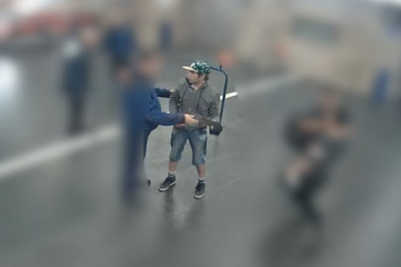 Jegyellenőrökre és utasokra támadtak a Deák téren, egy embert még keresnek