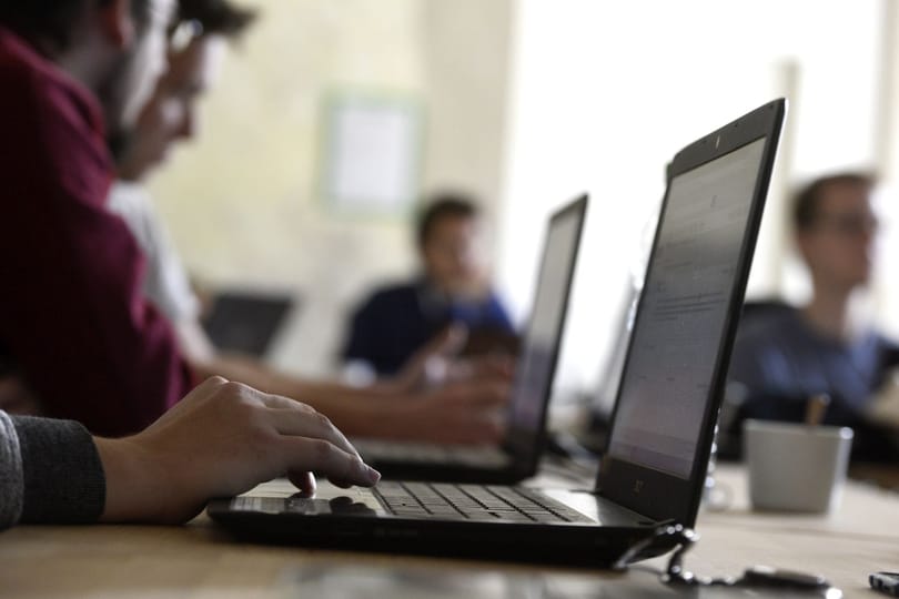 Újabb leépítés a Magyar Postánál, most közel 50 informatikust küldenek el