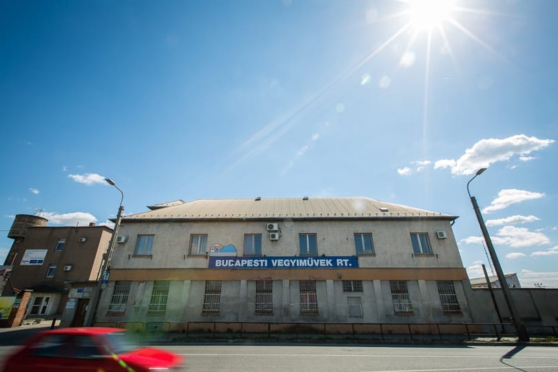 Végre elkezdik az Illatos útról a több tonna méreg elszállítását