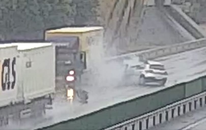 Figyelmetlenül váltott sávot az M1-esen egy sofőr, telibe talált egy álló teherautót