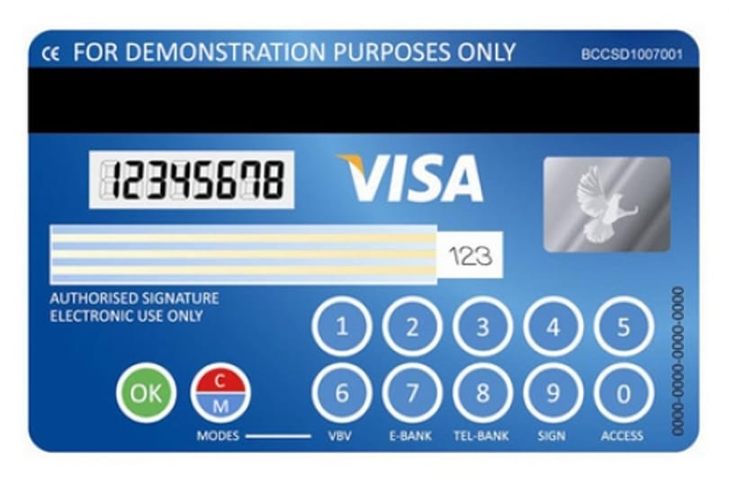 Jön a minikijelzős Visa bankkártya