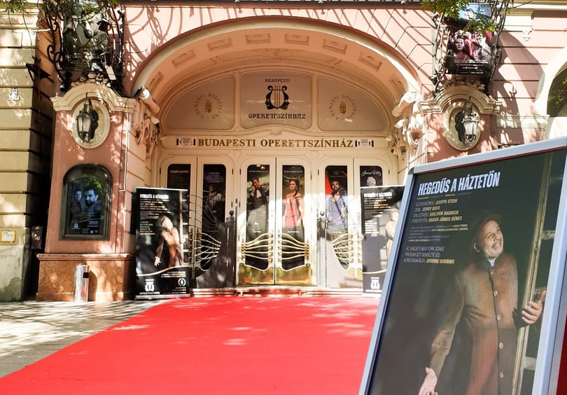 Megírták, hogy az Operettszínház 10 milliót fizet egy énekesének, erre megváltoztatták a közérdekű adatokat