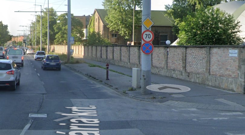 Több méter magasan tört fel a víz a Hungária körúton, miután egy autó kiütött egy tűzcsapot