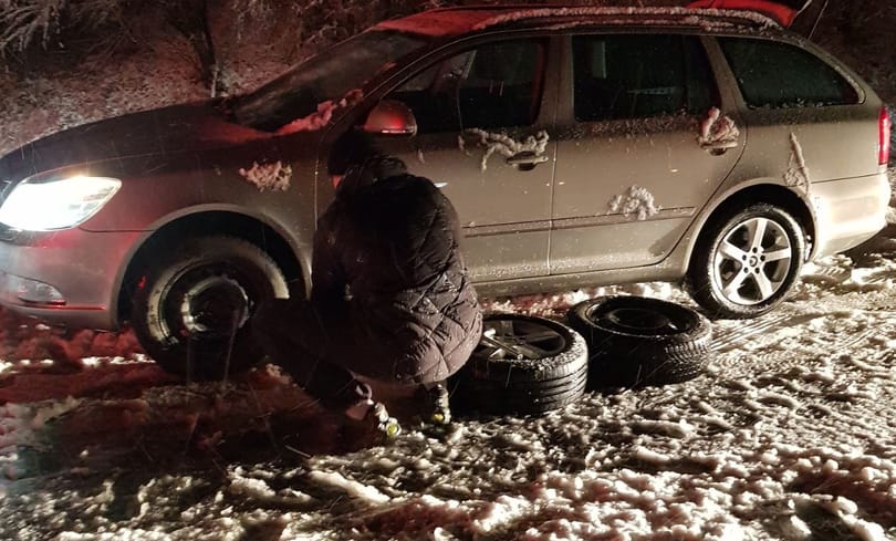 Fotó: Az autópálya leállósávjában, a hóban állt neki a téli-nyári kerékcserének egy sofőr