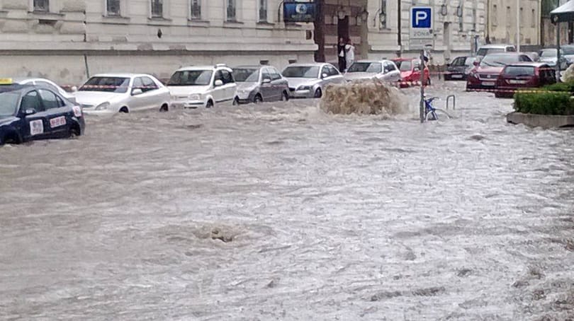 Fotók: derékig ér a víz a Bem térnél