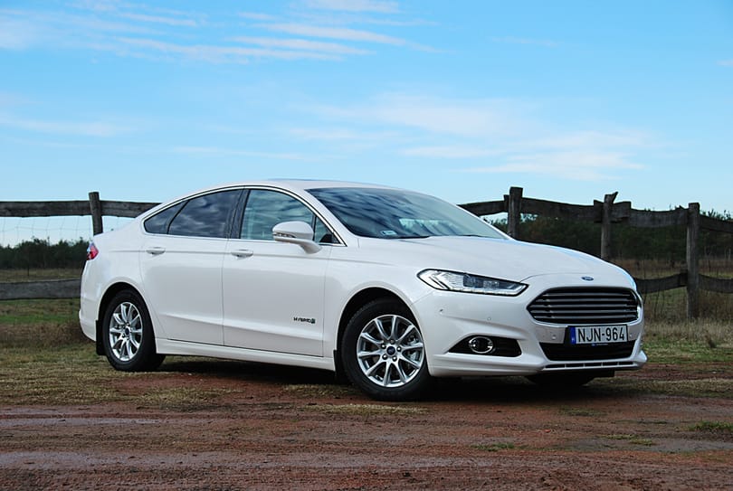 Ford Mondeo Hybrid-teszt: cégautók közt a fehér holló