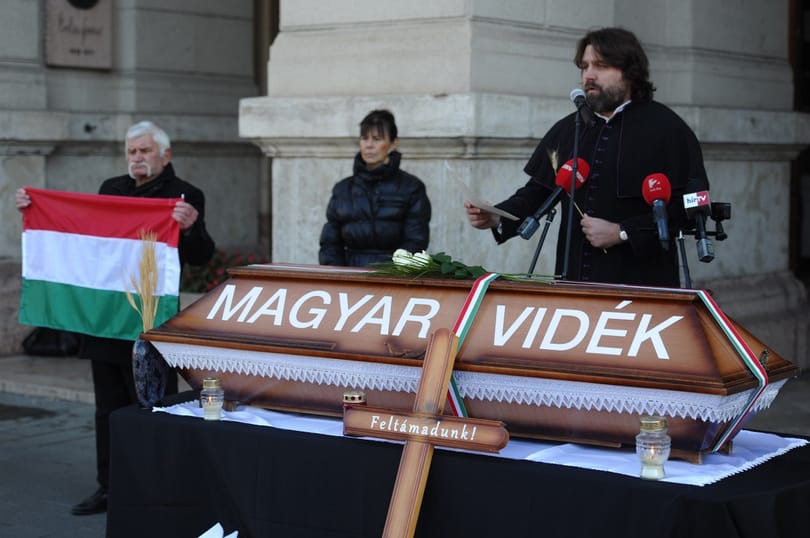 Videó: Eltemették a magyar vidéket