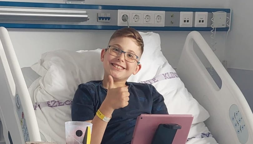 Ő itt a 11 éves Loránd, aki a világon elsők között kapta meg Szegeden az implantátumot, amivel visszakaphatja a hallását