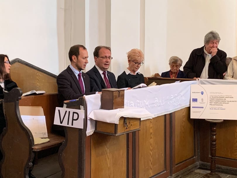 Fotó: VIP-padba ültek a fideszes politikusok a templomban