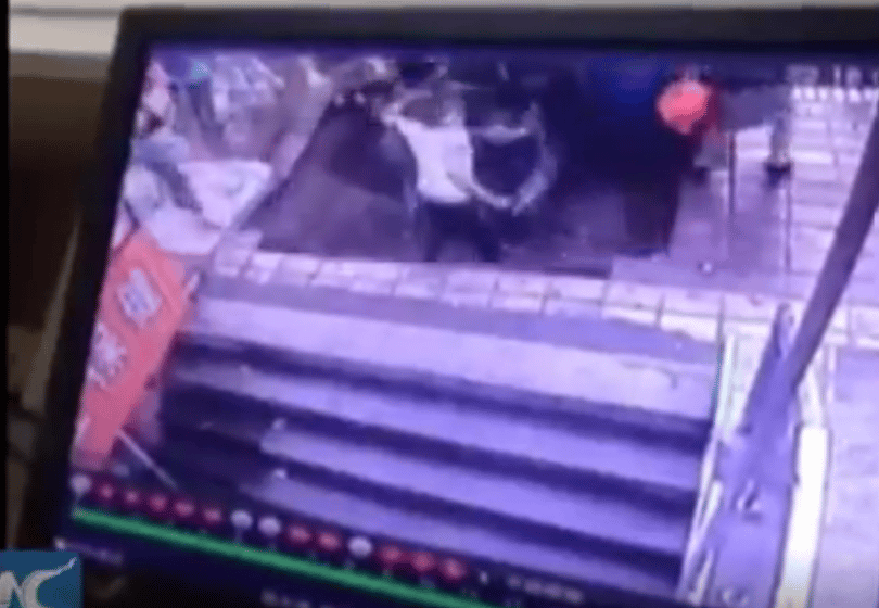 Félelmetes videón szakad be a járda a kínai járókelők alatt