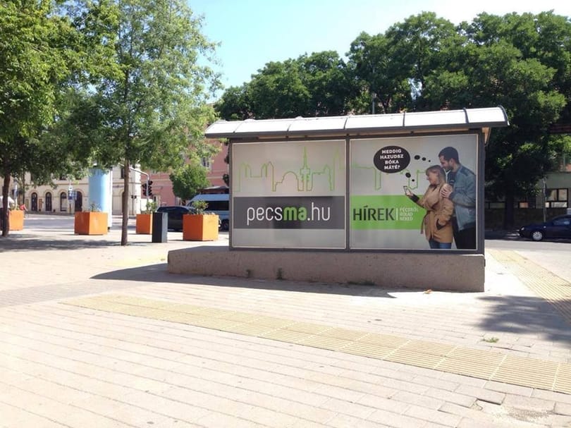 Fotók: Alighogy kikerültek, máris meghekkelték a pécsi városi lap plakátjait
