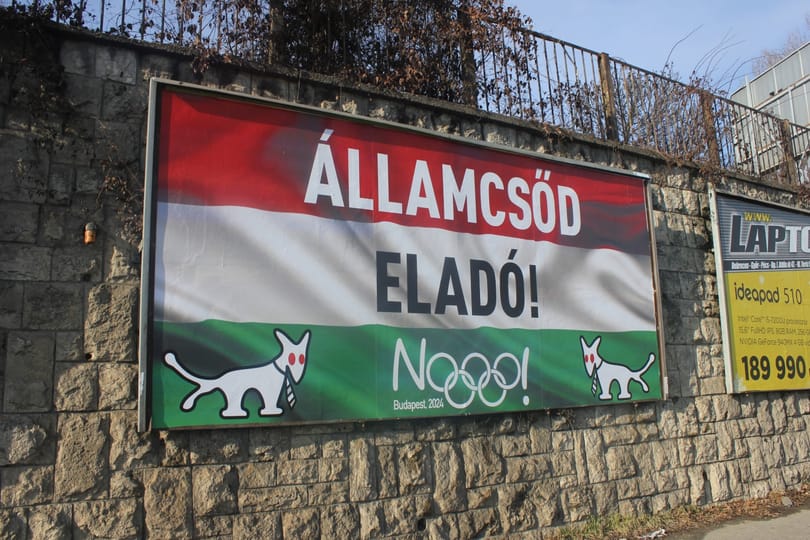 Fotók: Ilyen a Kétfarkúak által szétplakátolt Budapest