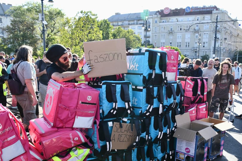 „Megértjük a futárok felháborodását” – Nem buzdítja, de nem is tiltja a tüntetést a Wolt és a Foodpanda