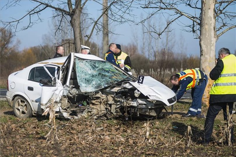 Fotó: szinte megsemmisült az apagyi balesetben részt vevő autó