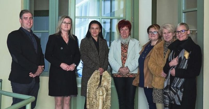 Zavarba ejtő faszoborral került egy képre a makói polgármester