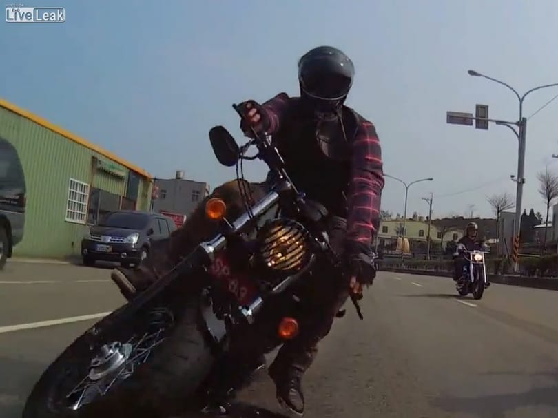 Ilyen közeli videó ritkán készül motorosbalesetről