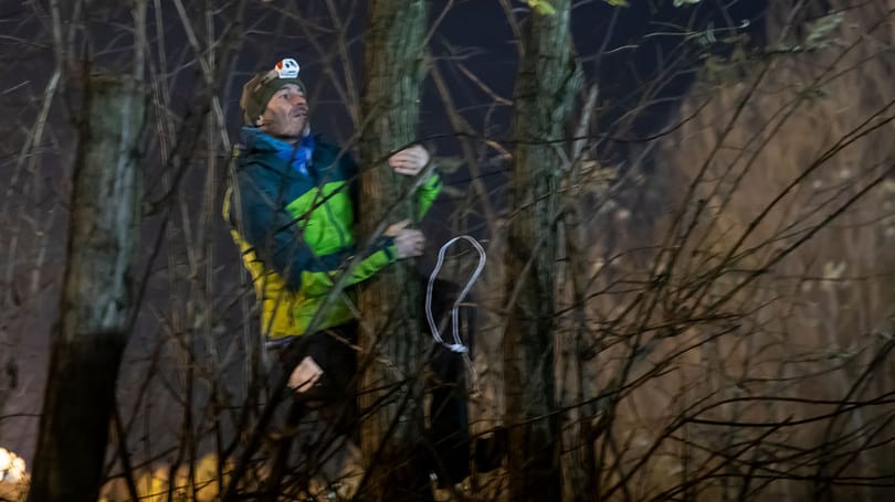 A menekülteket verik, a rendőröket pedig az állam szívatja a határon – Földes András riportja a kerítés mellől