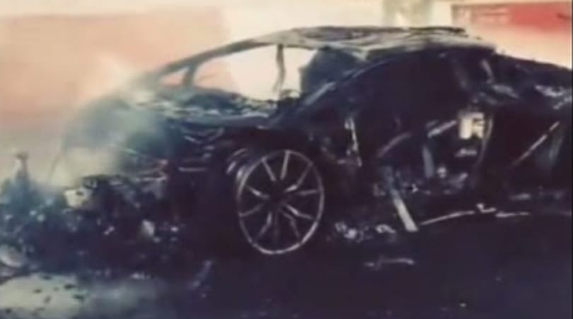 Menet közben gyulladt ki egy Lamborghini Aventador Dubajban