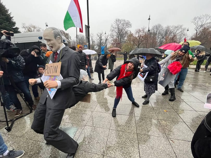 Putyin hátsójából próbálták kirángatni Orbánt lengyel aktivisták