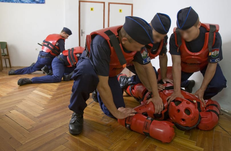 Bilincs és gumibot: szakmai válaszokat nem ad a kormány az iskolai erőszakra