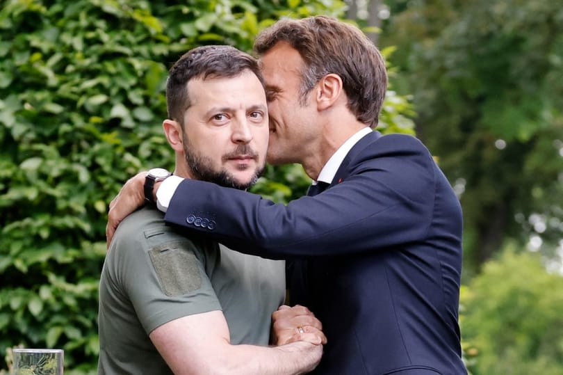 Zavarba ejtő ölelés – Macron és Zelenszkij közös fotóján derül az internet