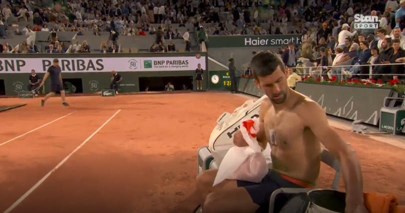 Egy furcsa, gombméretű kütyü volt Djokovic mellkasára ragasztva, most kiderült, mi az