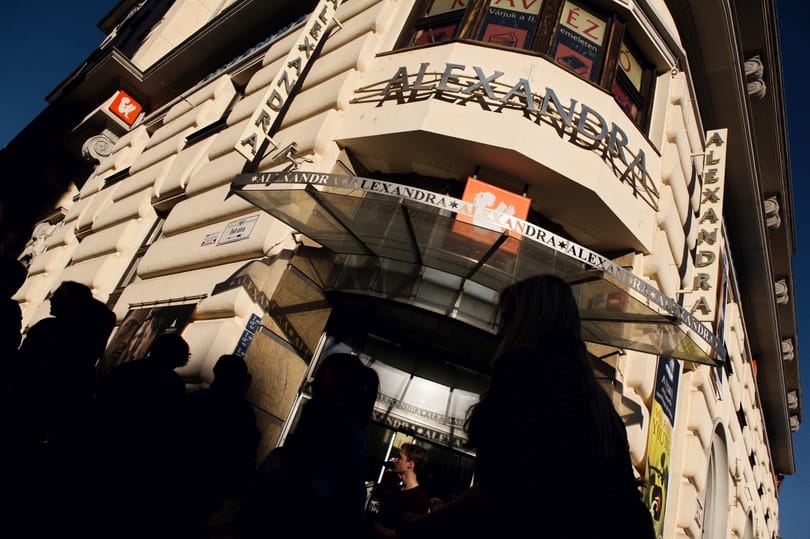A homofóbtörvény miatt a lábukat se tehetik be az Alexandra könyvesboltjának nagy részébe a 18 alattiak