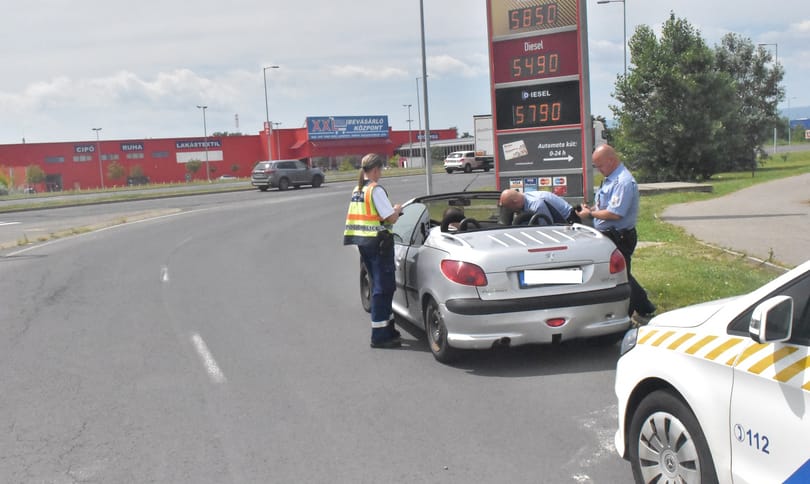 Bedrogozva száguldozott az autópályán Miskolcnál, kés, fegyver és gázspray is volt nála