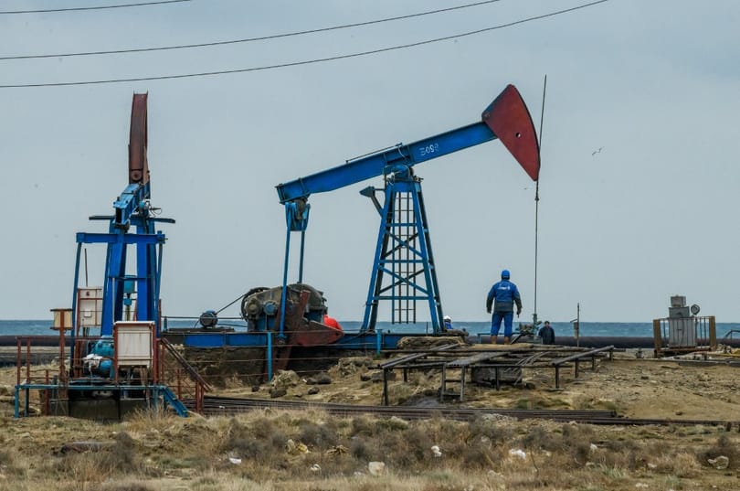 Az OPEC+ kitart az olajkitermelés visszafogása mellett