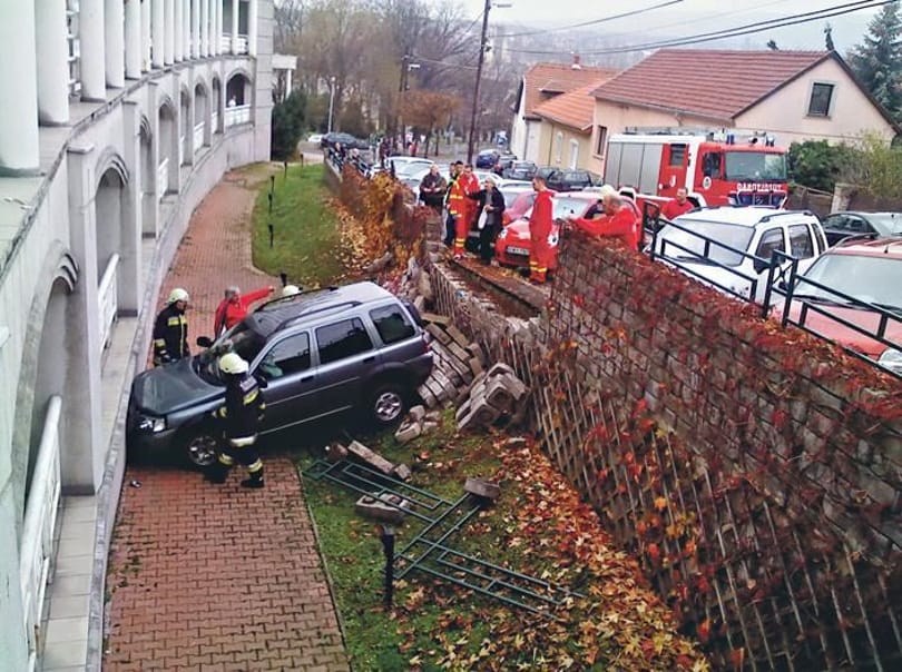 Egymillió forintba került a kerítést átszakító parkolás